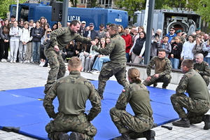 Policjanci z Komendy Miejskiej Policji w Tarnobrzegu we współpracy z  funkcjonariuszami Komendy Wojewódzkiej Policji w Rzeszowie wzięli udział w ćwiczeniu taktyczno-sztabowym RENEGADE/SAREX, które odbyło się w Gorzycach. Zasadniczym celem tego przedsięwzięcia było przygotowanie służb do podejmowania działań ratowniczych, zabezpieczających i poszukiwawczych oraz właściwego reagowania w sytuacji wystąpienia zdarzeń kryzysowych
