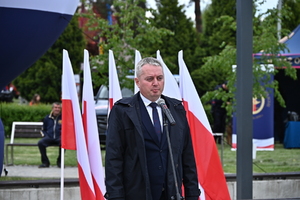 Policjanci z Komendy Miejskiej Policji w Tarnobrzegu we współpracy z  funkcjonariuszami Komendy Wojewódzkiej Policji w Rzeszowie wzięli udział w ćwiczeniu taktyczno-sztabowym RENEGADE/SAREX, które odbyło się w Gorzycach. Zasadniczym celem tego przedsięwzięcia było przygotowanie służb do podejmowania działań ratowniczych, zabezpieczających i poszukiwawczych oraz właściwego reagowania w sytuacji wystąpienia zdarzeń kryzysowych