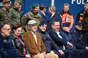 Policjanci z Komendy Miejskiej Policji w Tarnobrzegu we współpracy z  funkcjonariuszami Komendy Wojewódzkiej Policji w Rzeszowie wzięli udział w ćwiczeniu taktyczno-sztabowym RENEGADE/SAREX, które odbyło się w Gorzycach. Zasadniczym celem tego przedsięwzięcia było przygotowanie służb do podejmowania działań ratowniczych, zabezpieczających i poszukiwawczych oraz właściwego reagowania w sytuacji wystąpienia zdarzeń kryzysowych