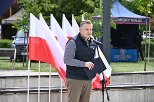 Policjanci z Komendy Miejskiej Policji w Tarnobrzegu we współpracy z  funkcjonariuszami Komendy Wojewódzkiej Policji w Rzeszowie wzięli udział w ćwiczeniu taktyczno-sztabowym RENEGADE/SAREX, które odbyło się w Gorzycach. Zasadniczym celem tego przedsięwzięcia było przygotowanie służb do podejmowania działań ratowniczych, zabezpieczających i poszukiwawczych oraz właściwego reagowania w sytuacji wystąpienia zdarzeń kryzysowych