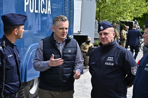 Policjanci z Komendy Miejskiej Policji w Tarnobrzegu we współpracy z  funkcjonariuszami Komendy Wojewódzkiej Policji w Rzeszowie wzięli udział w ćwiczeniu taktyczno-sztabowym RENEGADE/SAREX, które odbyło się w Gorzycach. Zasadniczym celem tego przedsięwzięcia było przygotowanie służb do podejmowania działań ratowniczych, zabezpieczających i poszukiwawczych oraz właściwego reagowania w sytuacji wystąpienia zdarzeń kryzysowych