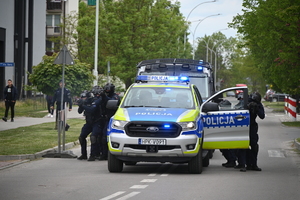 Policjanci z Komendy Miejskiej Policji w Tarnobrzegu we współpracy z  funkcjonariuszami Komendy Wojewódzkiej Policji w Rzeszowie wzięli udział w ćwiczeniu taktyczno-sztabowym RENEGADE/SAREX, które odbyło się w Gorzycach. Zasadniczym celem tego przedsięwzięcia było przygotowanie służb do podejmowania działań ratowniczych, zabezpieczających i poszukiwawczych oraz właściwego reagowania w sytuacji wystąpienia zdarzeń kryzysowych