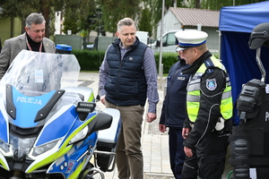 Policjanci z Komendy Miejskiej Policji w Tarnobrzegu we współpracy z  funkcjonariuszami Komendy Wojewódzkiej Policji w Rzeszowie wzięli udział w ćwiczeniu taktyczno-sztabowym RENEGADE/SAREX, które odbyło się w Gorzycach. Zasadniczym celem tego przedsięwzięcia było przygotowanie służb do podejmowania działań ratowniczych, zabezpieczających i poszukiwawczych oraz właściwego reagowania w sytuacji wystąpienia zdarzeń kryzysowych