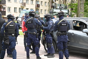 Policjanci z Komendy Miejskiej Policji w Tarnobrzegu we współpracy z  funkcjonariuszami Komendy Wojewódzkiej Policji w Rzeszowie wzięli udział w ćwiczeniu taktyczno-sztabowym RENEGADE/SAREX, które odbyło się w Gorzycach. Zasadniczym celem tego przedsięwzięcia było przygotowanie służb do podejmowania działań ratowniczych, zabezpieczających i poszukiwawczych oraz właściwego reagowania w sytuacji wystąpienia zdarzeń kryzysowych