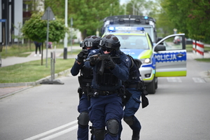 Policjanci z Komendy Miejskiej Policji w Tarnobrzegu we współpracy z  funkcjonariuszami Komendy Wojewódzkiej Policji w Rzeszowie wzięli udział w ćwiczeniu taktyczno-sztabowym RENEGADE/SAREX, które odbyło się w Gorzycach. Zasadniczym celem tego przedsięwzięcia było przygotowanie służb do podejmowania działań ratowniczych, zabezpieczających i poszukiwawczych oraz właściwego reagowania w sytuacji wystąpienia zdarzeń kryzysowych