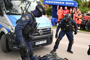 Policjanci z Komendy Miejskiej Policji w Tarnobrzegu we współpracy z  funkcjonariuszami Komendy Wojewódzkiej Policji w Rzeszowie wzięli udział w ćwiczeniu taktyczno-sztabowym RENEGADE/SAREX, które odbyło się w Gorzycach. Zasadniczym celem tego przedsięwzięcia było przygotowanie służb do podejmowania działań ratowniczych, zabezpieczających i poszukiwawczych oraz właściwego reagowania w sytuacji wystąpienia zdarzeń kryzysowych
