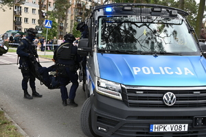 Policjanci z Komendy Miejskiej Policji w Tarnobrzegu we współpracy z  funkcjonariuszami Komendy Wojewódzkiej Policji w Rzeszowie wzięli udział w ćwiczeniu taktyczno-sztabowym RENEGADE/SAREX, które odbyło się w Gorzycach. Zasadniczym celem tego przedsięwzięcia było przygotowanie służb do podejmowania działań ratowniczych, zabezpieczających i poszukiwawczych oraz właściwego reagowania w sytuacji wystąpienia zdarzeń kryzysowych
