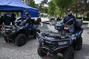 Policjanci z Komendy Miejskiej Policji w Tarnobrzegu, we współpracy z funkcjonariuszami Komendy Wojewódzkiej Policji w Rzeszowie, wzięli udział w wydarzeniu &quot;Akademia Ratownicza Sarex-2024&quot;, które odbyło się w Gorzycach. Zasadniczym celem tego przedsięwzięcia była wymiana doświadczeń oraz przygotowanie służb do podejmowania działań ratowniczych, zabezpieczających i poszukiwawczych oraz właściwego reagowania w sytuacji wystąpienia zdarzeń kryzysowych. Podkarpackich policjantów reprezentował insp. Jacek Juwa Zastępca Komendanta Wojewódzkiego Policji w Rzeszowie.