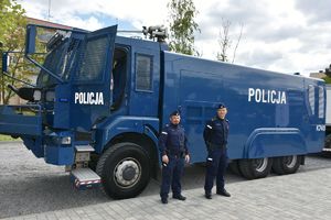 Policjanci z Komendy Miejskiej Policji w Tarnobrzegu, we współpracy z funkcjonariuszami Komendy Wojewódzkiej Policji w Rzeszowie, wzięli udział w wydarzeniu &quot;Akademia Ratownicza Sarex-2024&quot;, które odbyło się w Gorzycach. Zasadniczym celem tego przedsięwzięcia była wymiana doświadczeń oraz przygotowanie służb do podejmowania działań ratowniczych, zabezpieczających i poszukiwawczych oraz właściwego reagowania w sytuacji wystąpienia zdarzeń kryzysowych. Podkarpackich policjantów reprezentował insp. Jacek Juwa Zastępca Komendanta Wojewódzkiego Policji w Rzeszowie.