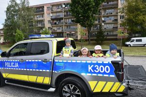 Policjanci z Komendy Miejskiej Policji w Tarnobrzegu, we współpracy z funkcjonariuszami Komendy Wojewódzkiej Policji w Rzeszowie, wzięli udział w wydarzeniu &quot;Akademia Ratownicza Sarex-2024&quot;, które odbyło się w Gorzycach. Zasadniczym celem tego przedsięwzięcia była wymiana doświadczeń oraz przygotowanie służb do podejmowania działań ratowniczych, zabezpieczających i poszukiwawczych oraz właściwego reagowania w sytuacji wystąpienia zdarzeń kryzysowych. Podkarpackich policjantów reprezentował insp. Jacek Juwa Zastępca Komendanta Wojewódzkiego Policji w Rzeszowie.