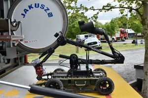 Policjanci z Komendy Miejskiej Policji w Tarnobrzegu, we współpracy z funkcjonariuszami Komendy Wojewódzkiej Policji w Rzeszowie, wzięli udział w wydarzeniu &quot;Akademia Ratownicza Sarex-2024&quot;, które odbyło się w Gorzycach. Zasadniczym celem tego przedsięwzięcia była wymiana doświadczeń oraz przygotowanie służb do podejmowania działań ratowniczych, zabezpieczających i poszukiwawczych oraz właściwego reagowania w sytuacji wystąpienia zdarzeń kryzysowych. Podkarpackich policjantów reprezentował insp. Jacek Juwa Zastępca Komendanta Wojewódzkiego Policji w Rzeszowie.