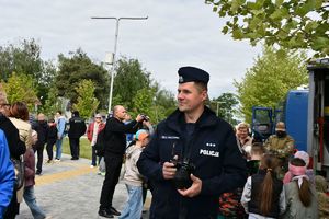 Policjanci z Komendy Miejskiej Policji w Tarnobrzegu, we współpracy z funkcjonariuszami Komendy Wojewódzkiej Policji w Rzeszowie, wzięli udział w wydarzeniu &quot;Akademia Ratownicza Sarex-2024&quot;, które odbyło się w Gorzycach. Zasadniczym celem tego przedsięwzięcia była wymiana doświadczeń oraz przygotowanie służb do podejmowania działań ratowniczych, zabezpieczających i poszukiwawczych oraz właściwego reagowania w sytuacji wystąpienia zdarzeń kryzysowych. Podkarpackich policjantów reprezentował insp. Jacek Juwa Zastępca Komendanta Wojewódzkiego Policji w Rzeszowie.