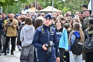 Policjanci z Komendy Miejskiej Policji w Tarnobrzegu, we współpracy z funkcjonariuszami Komendy Wojewódzkiej Policji w Rzeszowie, wzięli udział w wydarzeniu &quot;Akademia Ratownicza Sarex-2024&quot;, które odbyło się w Gorzycach. Zasadniczym celem tego przedsięwzięcia była wymiana doświadczeń oraz przygotowanie służb do podejmowania działań ratowniczych, zabezpieczających i poszukiwawczych oraz właściwego reagowania w sytuacji wystąpienia zdarzeń kryzysowych. Podkarpackich policjantów reprezentował insp. Jacek Juwa Zastępca Komendanta Wojewódzkiego Policji w Rzeszowie.