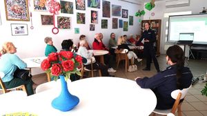 Tarnobrzeskie dzielnicowe spotkały się z seniorami, aby porozmawiać o ich bezpieczeństwie. Przedstawiły metody oszustów, które najczęściej są przez nich stosowane wobec starszych osób, a także przypomniały najważniejsze zasady ruchu drogowego dotyczące pieszych.