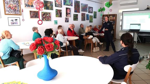 Tarnobrzeskie dzielnicowe spotkały się z seniorami, aby porozmawiać o ich bezpieczeństwie. Przedstawiły metody oszustów, które najczęściej są przez nich stosowane wobec starszych osób, a także przypomniały najważniejsze zasady ruchu drogowego dotyczące pieszych.