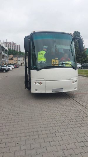Policjanci kontrolują autobusy, by dzieci mogły bezpiecznie dotrzeć do celu.