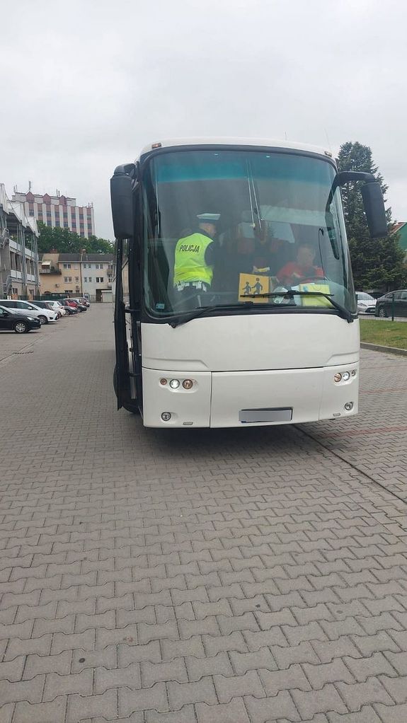 Policjanci kontrolują autobusy, by dzieci mogły bezpiecznie dotrzeć do celu.