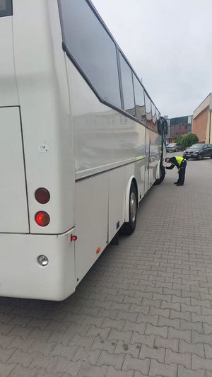 Policjanci kontrolują autobusy, by dzieci mogły bezpiecznie dotrzeć do celu
