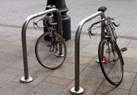 Policjanci ostrzegają przed kradzieżami rowerów