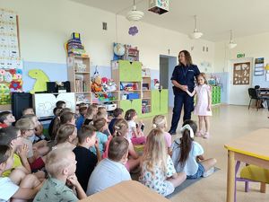 Bezpieczne Wakacje - wizyta dzielnicowych u przedszkolaków - asp.szt. M.Paprocka