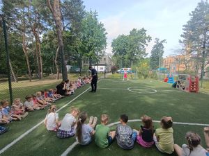 Bezpieczne Wakacje - wizyta dzielnicowych u przedszkolaków- mł.asp. K.Maliborski