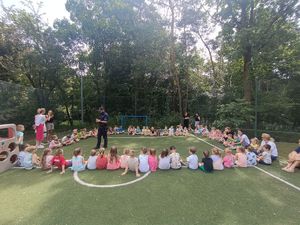 Bezpieczne Wakacje - wizyta dzielnicowych u przedszkolaków- mł.asp. K.Maliborski