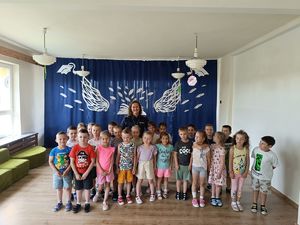 Bezpieczne Wakacje - wizyta dzielnicowych u przedszkolaków