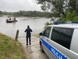 Policjanci monitorują stan wód i warunki hydrologiczne w powiecie tarnobrzeskim. Funkcjonariusze są przygotowani, aby odpowiednio zareagować na wypadek potencjalnego zagrożenia powodziowego oraz niesienia pomocy osobom potrzebującym.
