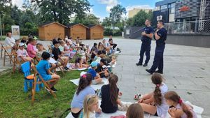 Policjanci z Nowej Dęby edukują dzieci i młodzież podczas wakacji