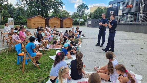 Policjanci z Nowej Dęby edukują dzieci i młodzież podczas wakacji