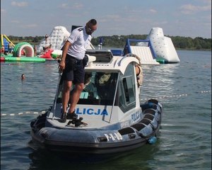 Okres wakacyjny to czas, kiedy wiele osób decyduje się na wypoczynek nad wodą. W związku z tym mundurowi prowadzą cyklicznie działania profilaktyczne, przypominając podstawowe zasady bezpiecznego wypoczynku.
