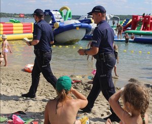 Okres wakacyjny to czas, kiedy wiele osób decyduje się na wypoczynek nad wodą. W związku z tym mundurowi prowadzą cyklicznie działania profilaktyczne, przypominając podstawowe zasady bezpiecznego wypoczynku.