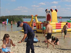 Okres wakacyjny to czas, kiedy wiele osób decyduje się na wypoczynek nad wodą. W związku z tym mundurowi prowadzą cyklicznie działania profilaktyczne, przypominając podstawowe zasady bezpiecznego wypoczynku.