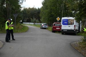 Mandatem w wysokości 2 tysięcy złotych i 12 punktami karnymi zakończyła się dla 19-latka niebezpieczna jazda. Mężczyzna kierując fordem transitem, nie ustąpił pierwszeństwa przejazdu innemu kierującemu i doprowadził do kolizji drogowej. Okazało się, że uprawnienia do kierowania pojazdami ma niespełna rok.  Każdy młody stażem kierujący powinien pamiętać o tym, że obowiązujące przepisy przewidują dwuletni okres próbny dla nowych kierowców. Oznacza to, że jeśli w tym czasie kierowca popełni trzy wykroczenia przeciwko bezpieczeństwu w komunikacji, straci prawo jazdy.