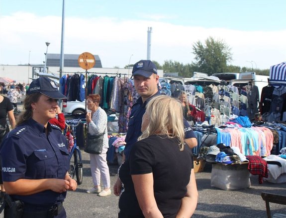 Dzielnicowi patrolowali miejskie targowisko - ostrzegali przed kieszonkowcami