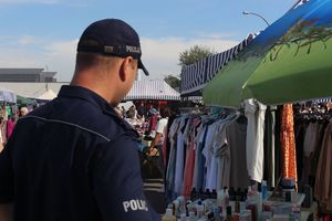 Dzielnicowi patrolowali miejskie targowisko - ostrzegali przed kieszonkowcami