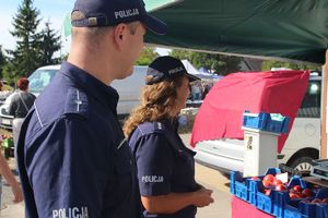 Dzielnicowi patrolowali miejskie targowisko - ostrzegali przed kieszonkowcami