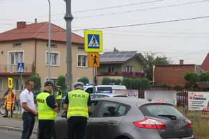 Tarnobrzescy policjanci od wczesnych godzin porannych kontrolują przejścia dla pieszych w rejonie szkół na terenie naszego powiatu i prowadzą działania prewencyjno-edukacyjne pn. „Bezpieczna droga do szkoły”. Funkcjonariusze przed szkołami podstawowymi w Trześni i Furmanach przypominali najważniejsze zasady bezpieczeństwem w ruchu drogowym oraz rozdawali elementy odblaskowe.