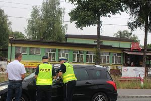 Tarnobrzescy policjanci od wczesnych godzin porannych kontrolują przejścia dla pieszych w rejonie szkół na terenie naszego powiatu i prowadzą działania prewencyjno-edukacyjne pn. „Bezpieczna droga do szkoły”. Funkcjonariusze przed szkołami podstawowymi w Trześni i Furmanach przypominali najważniejsze zasady bezpieczeństwem w ruchu drogowym oraz rozdawali elementy odblaskowe.