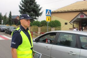 Tarnobrzescy policjanci od wczesnych godzin porannych kontrolują przejścia dla pieszych w rejonie szkół na terenie naszego powiatu i prowadzą działania prewencyjno-edukacyjne pn. „Bezpieczna droga do szkoły”. Funkcjonariusze przed szkołami podstawowymi w Trześni i Furmanach przypominali najważniejsze zasady bezpieczeństwem w ruchu drogowym oraz rozdawali elementy odblaskowe.