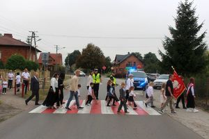 Tarnobrzescy policjanci od wczesnych godzin porannych kontrolują przejścia dla pieszych w rejonie szkół na terenie naszego powiatu i prowadzą działania prewencyjno-edukacyjne pn. „Bezpieczna droga do szkoły”. Funkcjonariusze przed szkołami podstawowymi w Trześni i Furmanach przypominali najważniejsze zasady bezpieczeństwem w ruchu drogowym oraz rozdawali elementy odblaskowe.