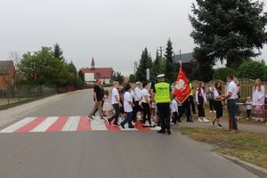 Tarnobrzescy policjanci od wczesnych godzin porannych kontrolują przejścia dla pieszych w rejonie szkół na terenie naszego powiatu i prowadzą działania prewencyjno-edukacyjne pn. „Bezpieczna droga do szkoły”. Funkcjonariusze przed szkołami podstawowymi w Trześni i Furmanach przypominali najważniejsze zasady bezpieczeństwem w ruchu drogowym oraz rozdawali elementy odblaskowe.
