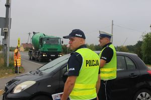 Tarnobrzescy policjanci od wczesnych godzin porannych kontrolują przejścia dla pieszych w rejonie szkół na terenie naszego powiatu i prowadzą działania prewencyjno-edukacyjne pn. „Bezpieczna droga do szkoły”. Funkcjonariusze przed szkołami podstawowymi w Trześni i Furmanach przypominali najważniejsze zasady bezpieczeństwem w ruchu drogowym oraz rozdawali elementy odblaskowe.