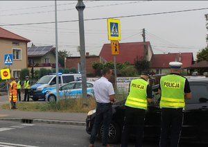 Tarnobrzescy policjanci od wczesnych godzin porannych kontrolują przejścia dla pieszych w rejonie szkół na terenie naszego powiatu i prowadzą działania prewencyjno-edukacyjne pn. „Bezpieczna droga do szkoły”. Funkcjonariusze przed szkołami podstawowymi w Trześni i Furmanach przypominali najważniejsze zasady bezpieczeństwem w ruchu drogowym oraz rozdawali elementy odblaskowe.