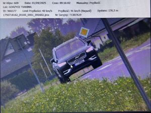 Bezpieczna prędkość to taka, która pozwala prowadzić pojazd w sposób kontrolowany i bezpieczny, zarówno dla kierowcy jak i innych uczestników ruchu. Jest to prędkość dostosowana do warunków na drodze, takich jak pogoda, stan nawierzchni czy natężenie ruchu. zatrzymany kierowca za zbyt szybką jazdę.