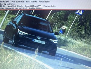 Bezpieczna prędkość to taka, która pozwala prowadzić pojazd w sposób kontrolowany i bezpieczny, zarówno dla kierowcy jak i innych uczestników ruchu. Jest to prędkość dostosowana do warunków na drodze, takich jak pogoda, stan nawierzchni czy natężenie ruchu. zatrzymany kierowca za zbyt szybką jazdę.
