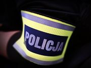 Opaska z napisem Policja, którą noszą policjanci z pionu kryminalnego.