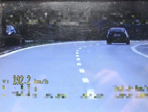 zdjęcie z policyjnego wideorejestratora. widoczny samochód, na dole napis 193 km/h