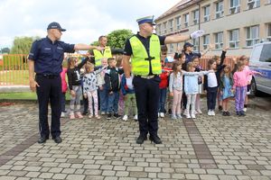 &quot;Bezpieczna droga do szkoły&quot; - policjanci uczyli dzieci prawidłowego przekraczania jezdni.
