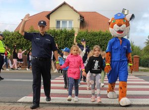 &quot;Bezpieczna droga do szkoły&quot; - policjanci uczyli dzieci prawidłowego przekraczania jezdni